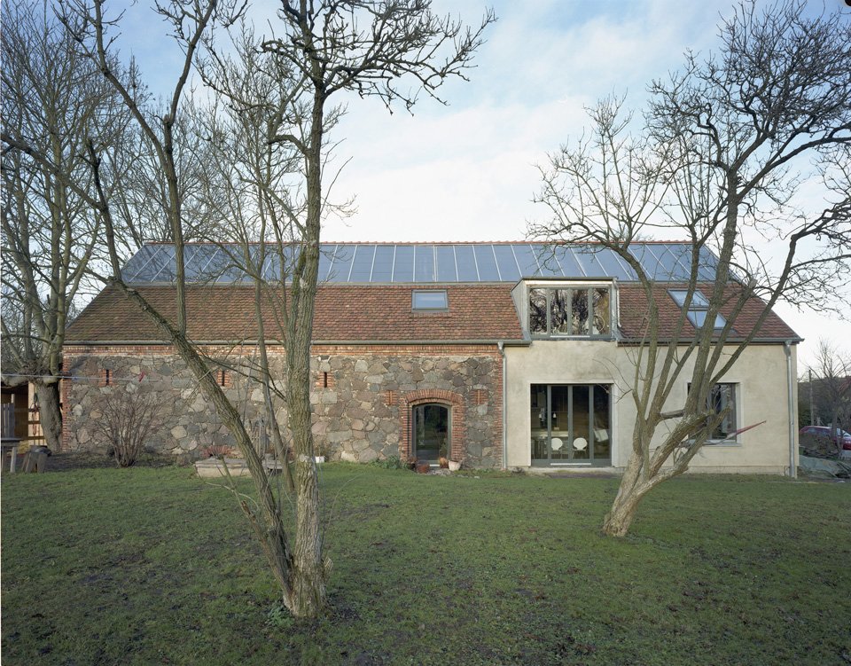 ihlow-house-barn-conversion-by-roswag-architekten-2