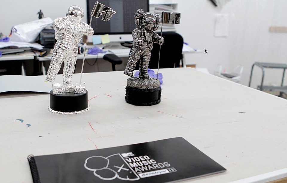 kaws-redesigns-mtvs-moonman-for-2013-vmas-2