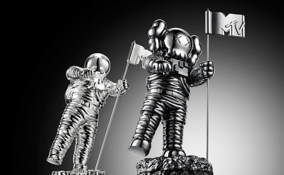 kaws-redesigns-mtvs-moonman-for-2013-vmas-3