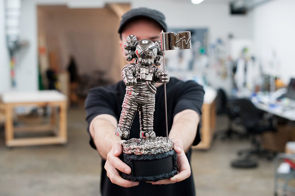kaws-redesigns-mtvs-moonman-for-2013-vmas-5