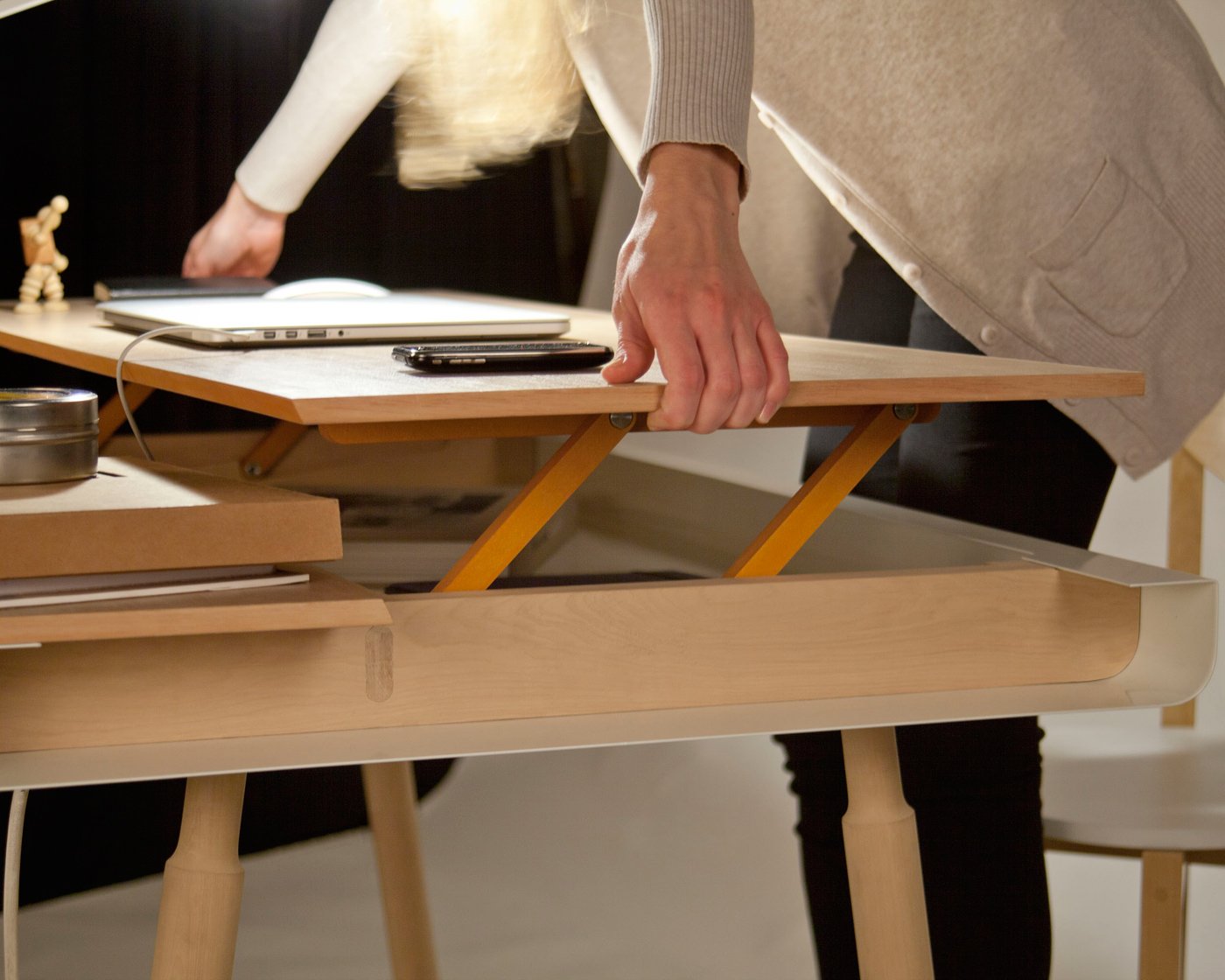 home-office-setup-didrik-desk-and-eiko-lamp-by-leko-design-6