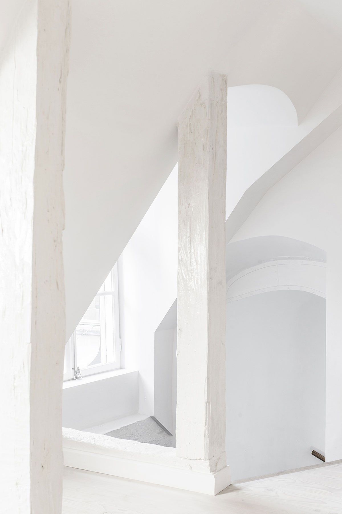 apartments-renovated-within-a-swedish-home-from-the-1720s-10