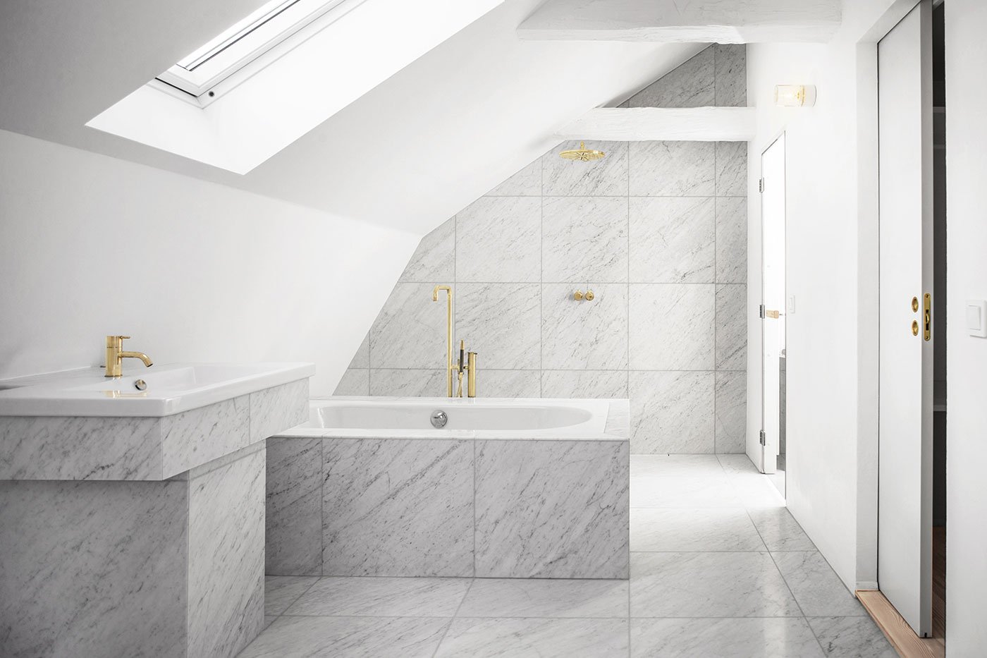 apartments-renovated-within-a-swedish-home-from-the-1720s-12
