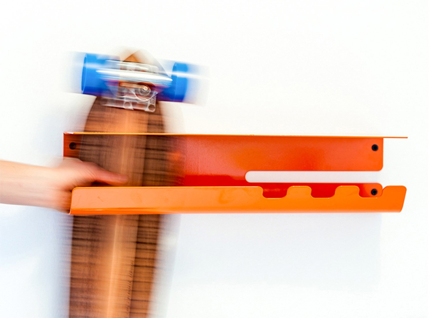 wall-ride-skateboard-longboard-storage-solution-by-zanocchi-starke-1