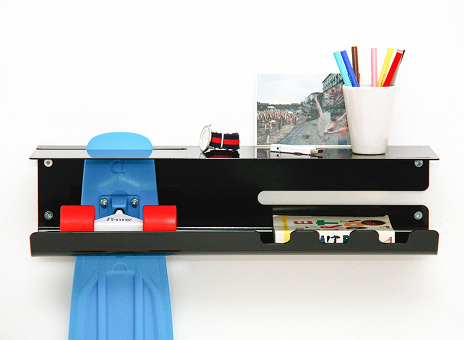 wall-ride-skateboard-longboard-storage-solution-by-zanocchi-starke-3