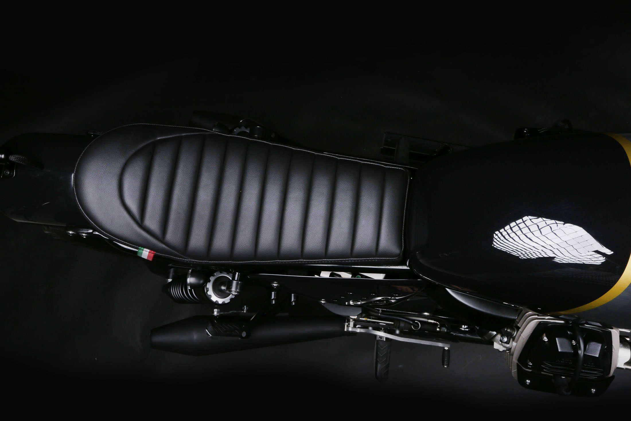 a-moto-guzzi-v7-redesigned-as-a-scrambler-gessato-12