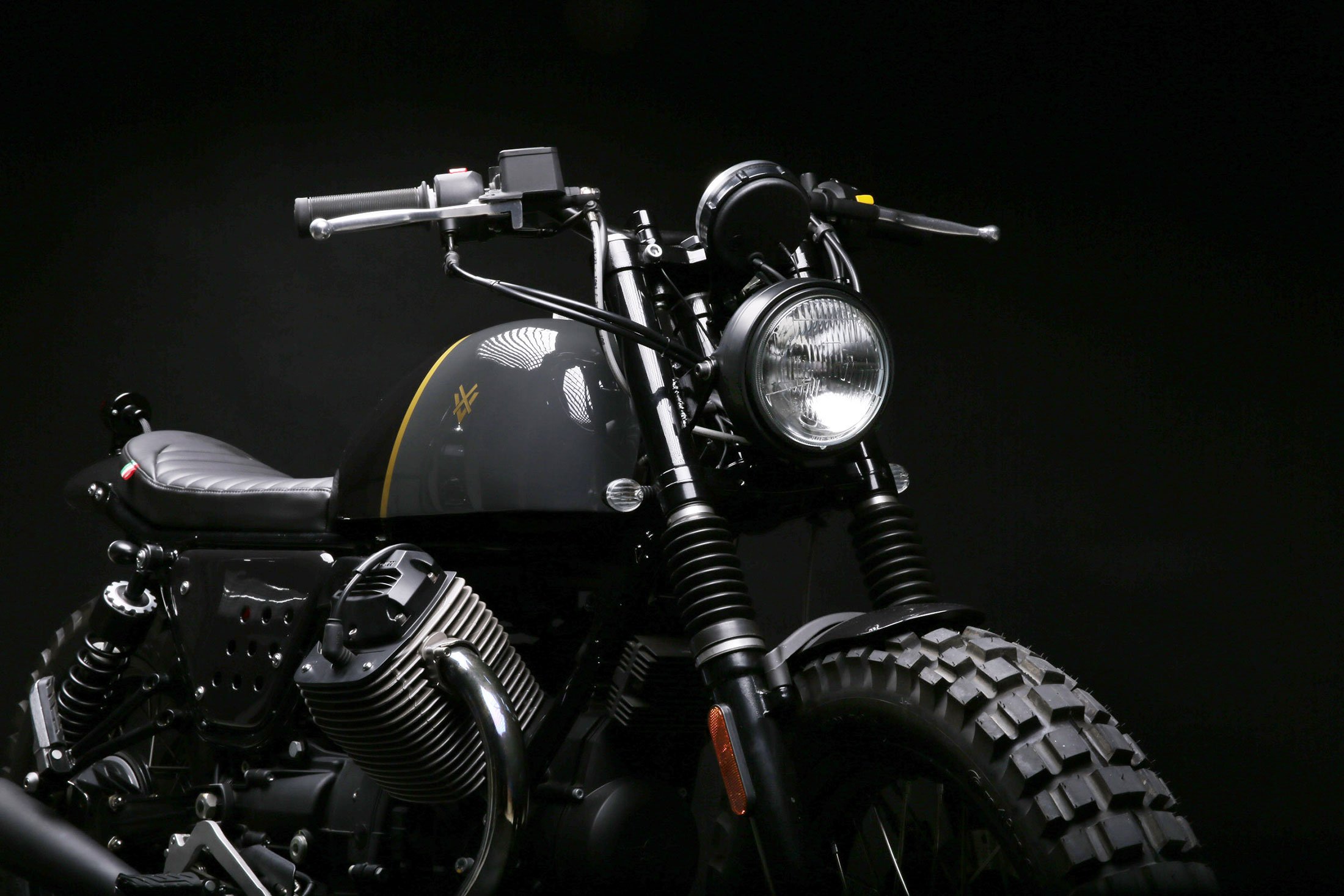 a-moto-guzzi-v7-redesigned-as-a-scrambler-gessato-9