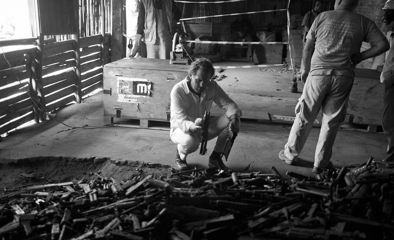 cross-collector-pen-made-with-recycled-ak47-rifle-10