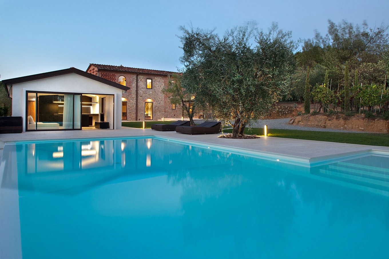 renovated-19th-century-country-house-in-tuscany-18