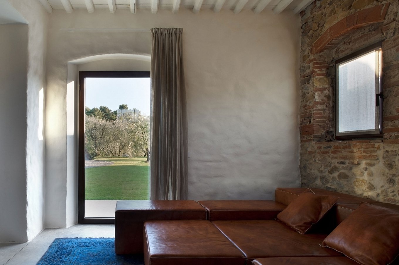 renovated-19th-century-country-house-in-tuscany-4
