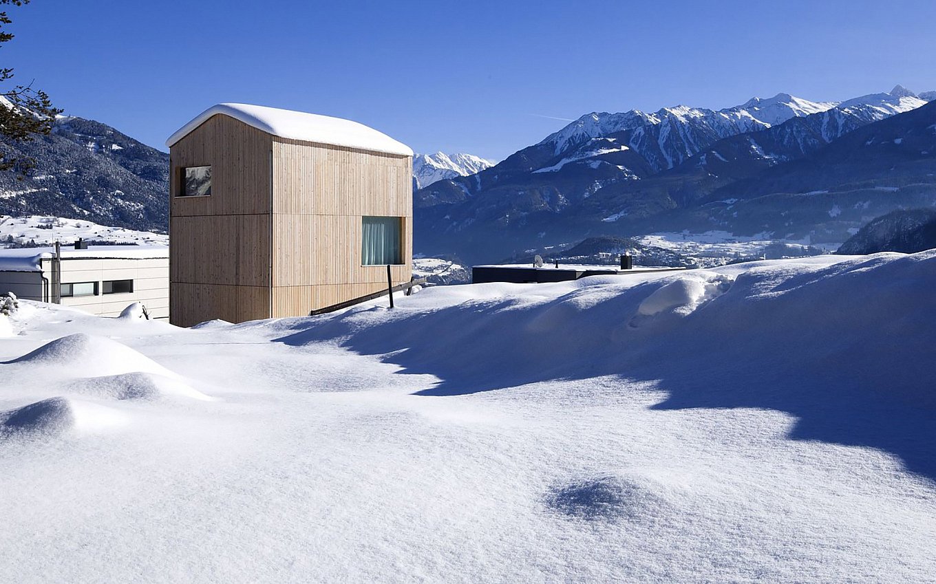 minimalist-wooden-cabin-in-the-alps-1