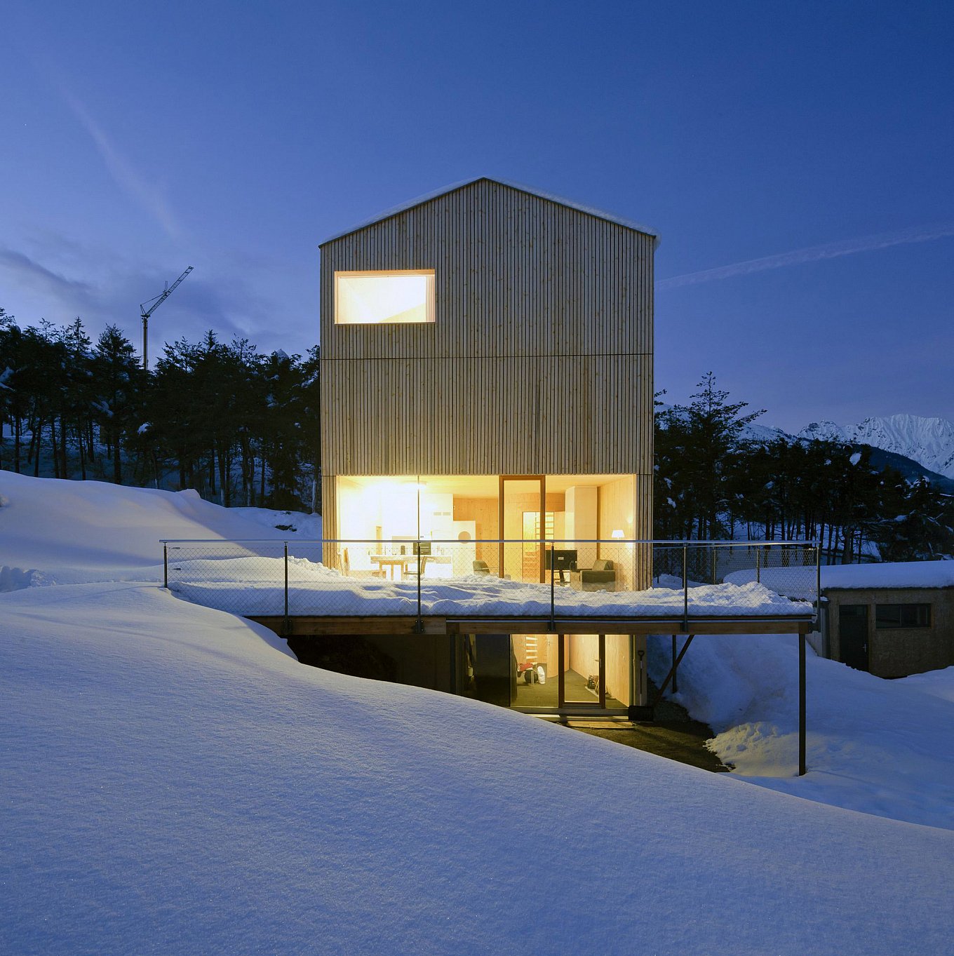 minimalist-wooden-cabin-in-the-alps-3