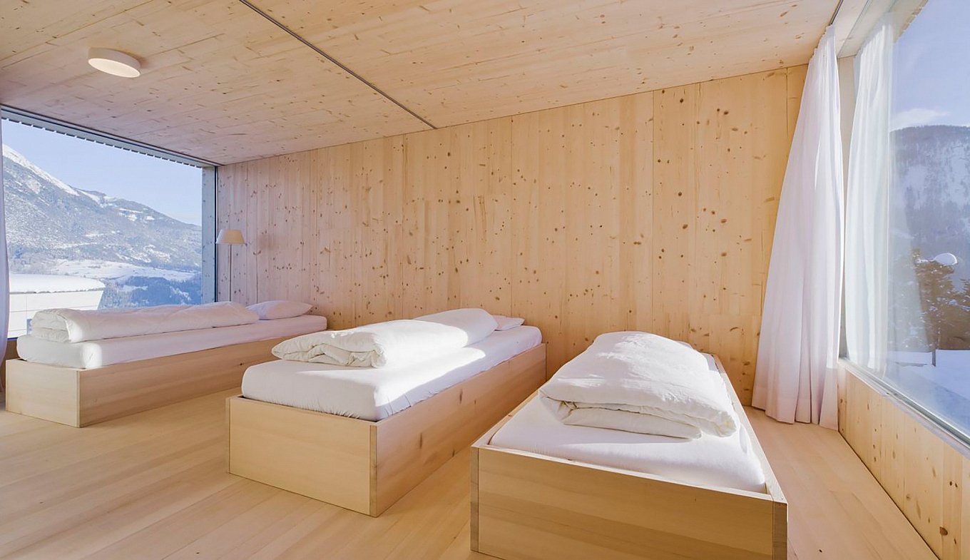 minimalist-wooden-cabin-in-the-alps-4