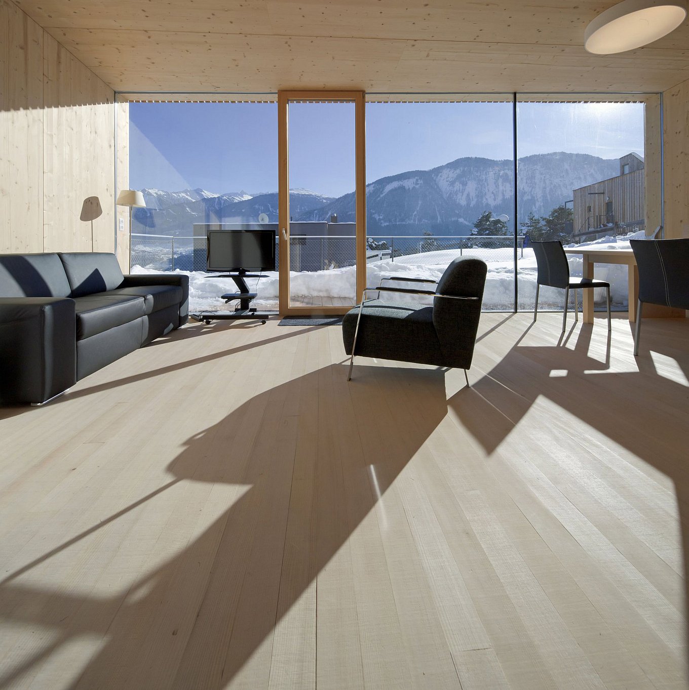 minimalist-wooden-cabin-in-the-alps-5