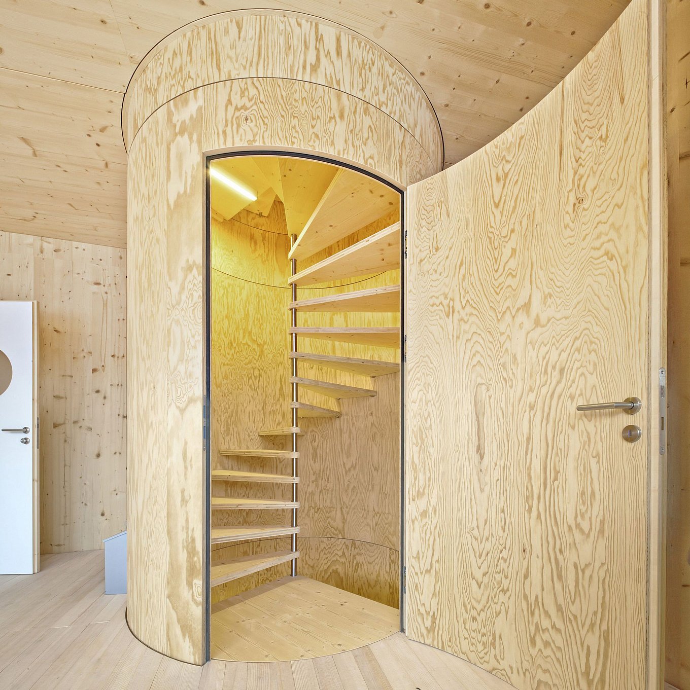 minimalist-wooden-cabin-in-the-alps-6