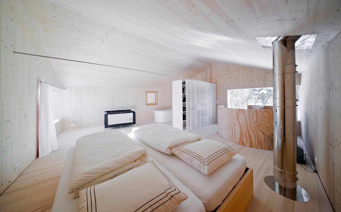 minimalist-wooden-cabin-in-the-alps-7