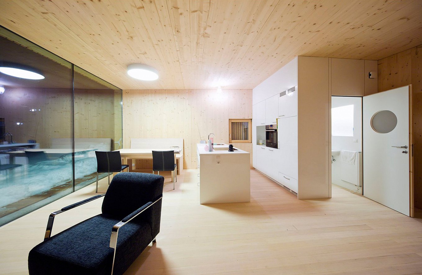 minimalist-wooden-cabin-in-the-alps-8