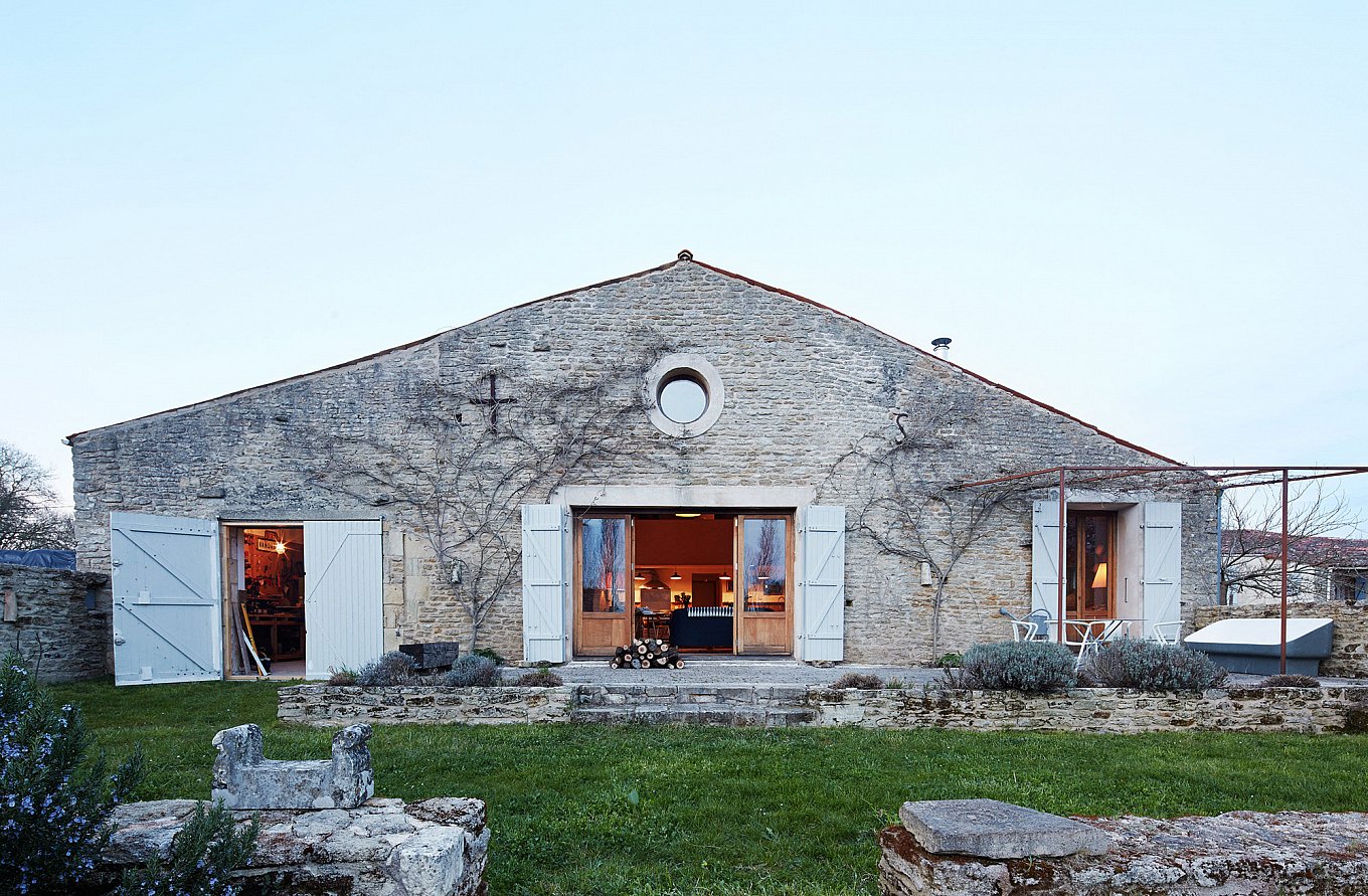 furniture-designers-reimagine-a-300-year-old-barn-gessato-10