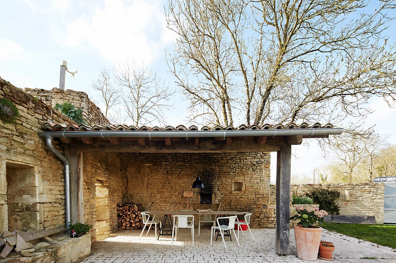 furniture-designers-reimagine-a-300-year-old-barn-gessato-9