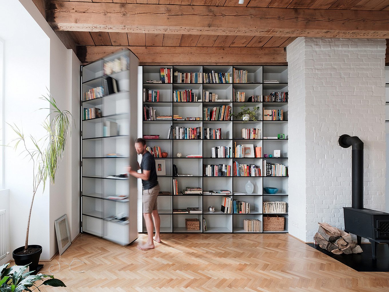 modern-apartment-wiht-hidden-room-11