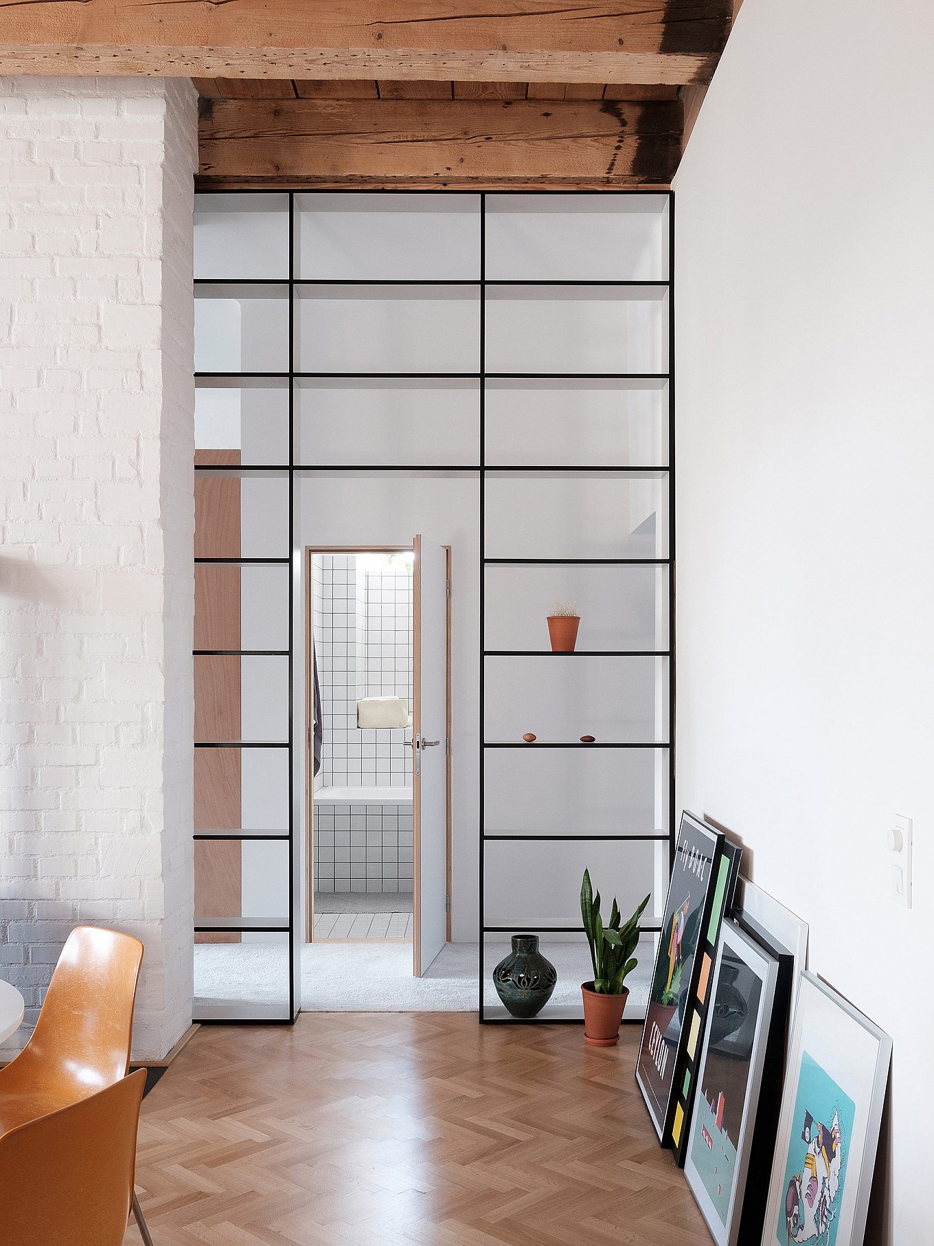 modern-apartment-wiht-hidden-room-5