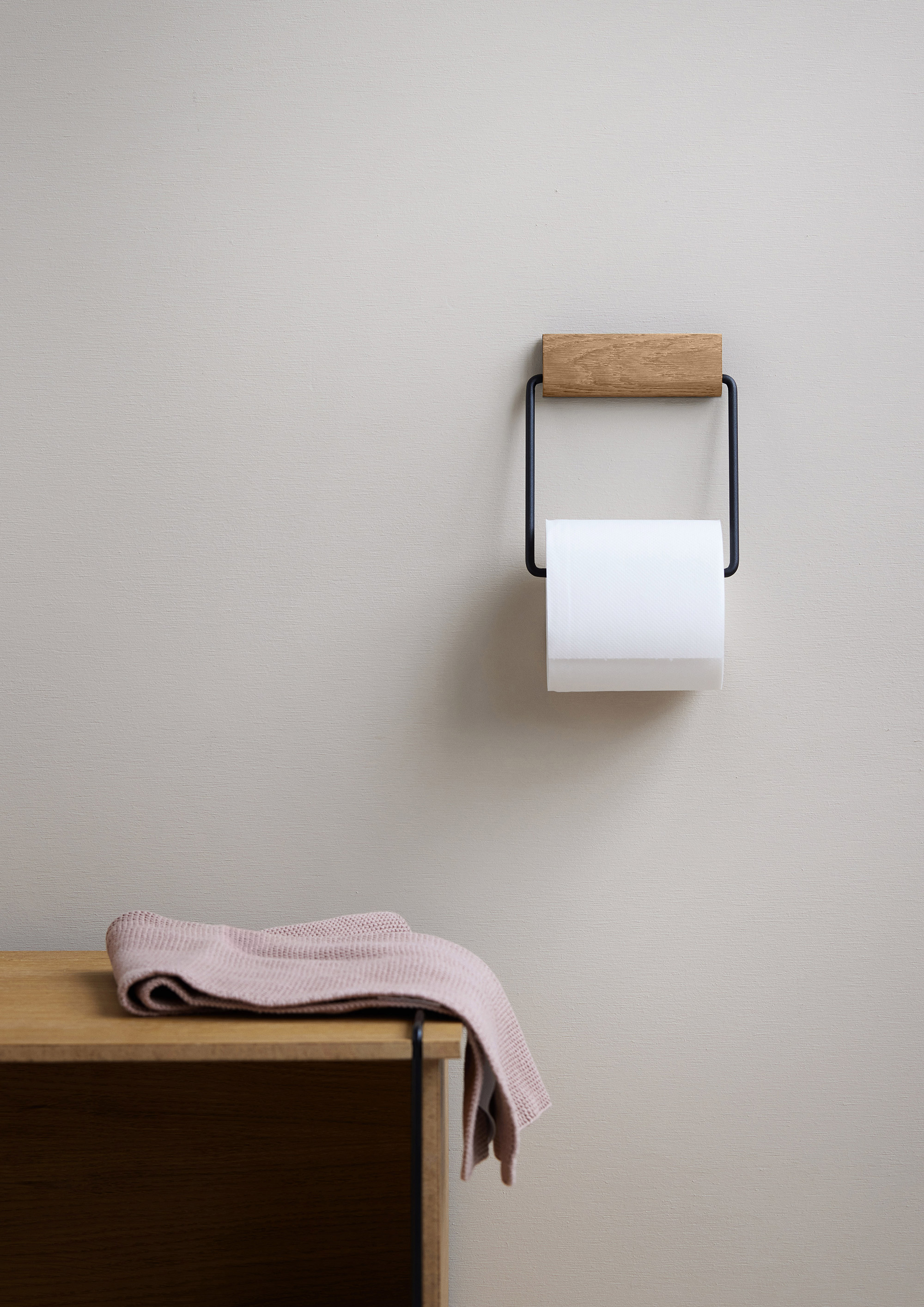 Minimalist toilet paper holder made of wood and black steel