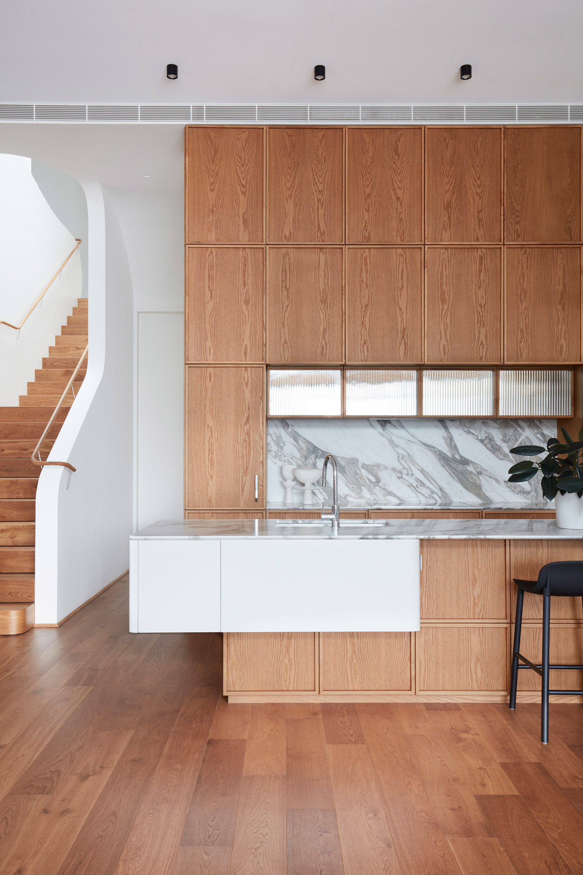 Earth-Ship house by Luigi Rosselli, modern wood kitchen
