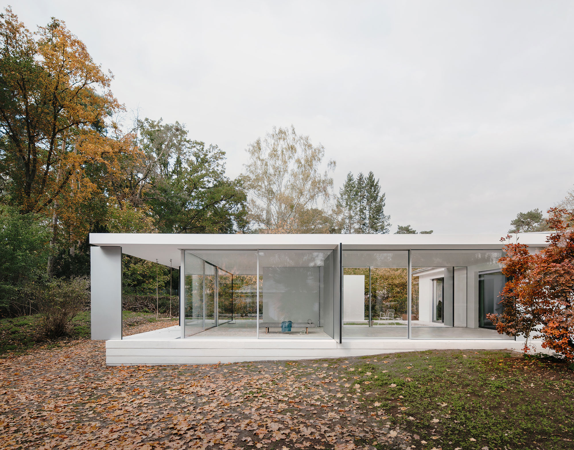 modern glass house, Space with 8 Walls