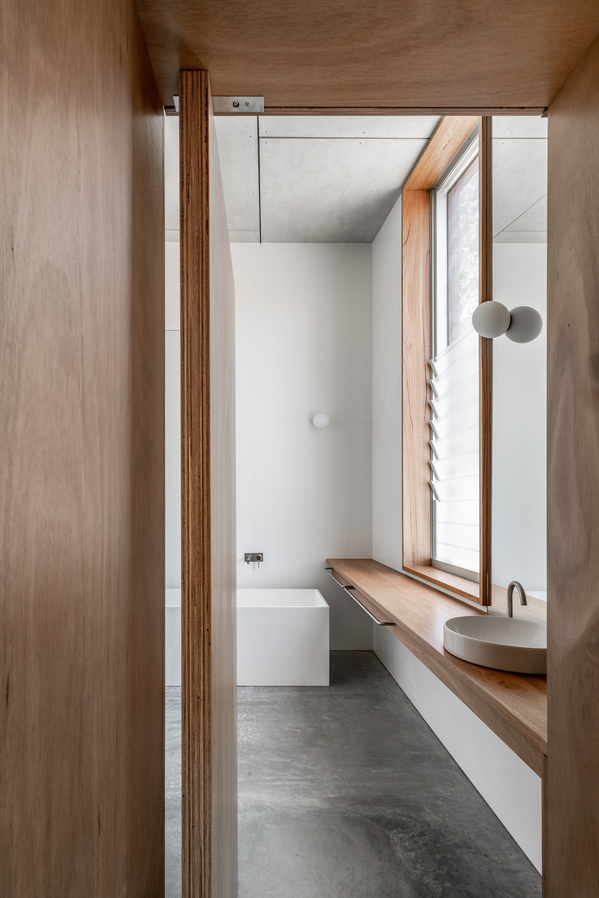 Albury House by Kerstin Thompson architects, bathroom