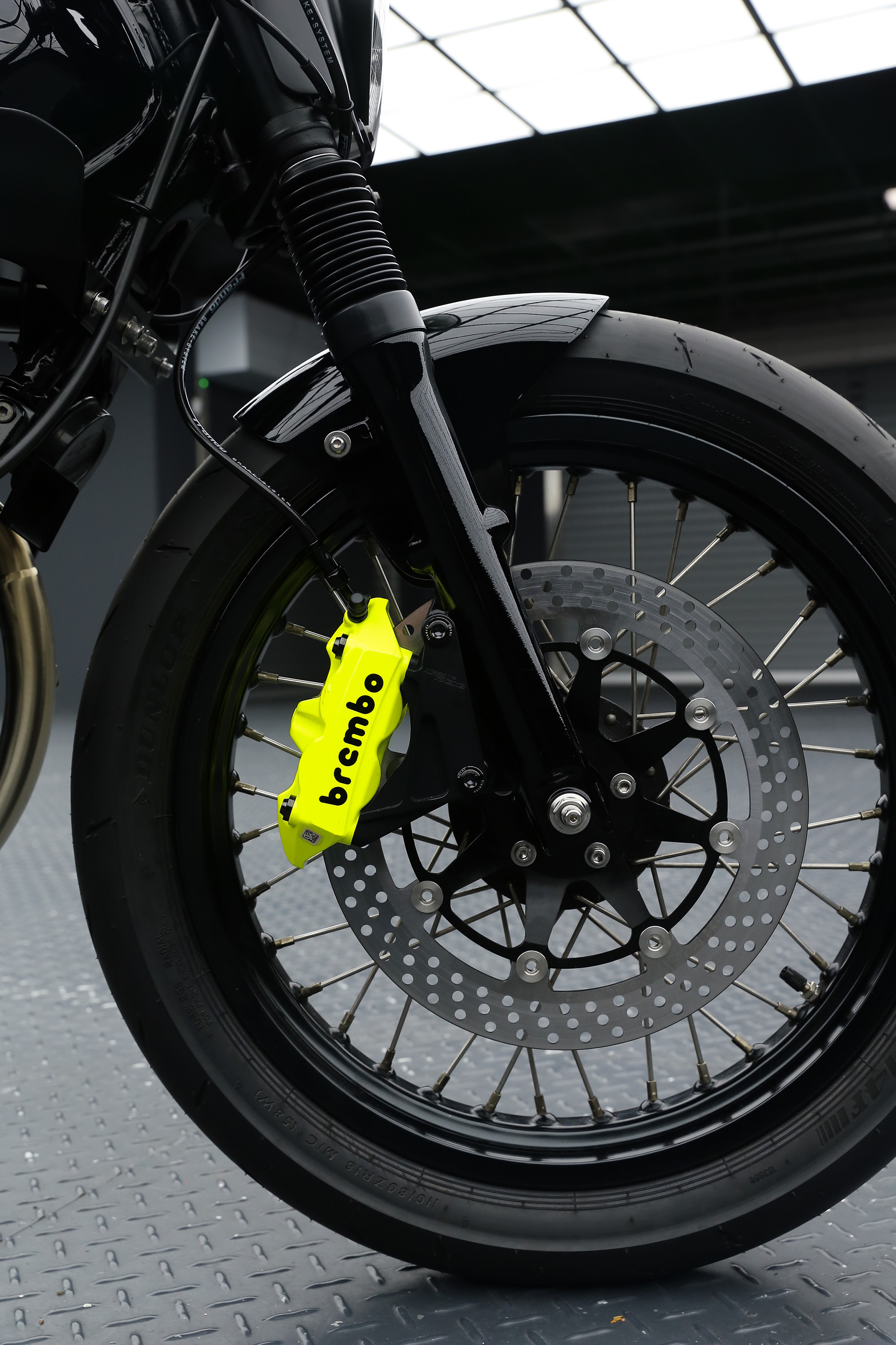 Custom Yamaha SR150 Café Racer by Twentytwo custom, brembo front brake
