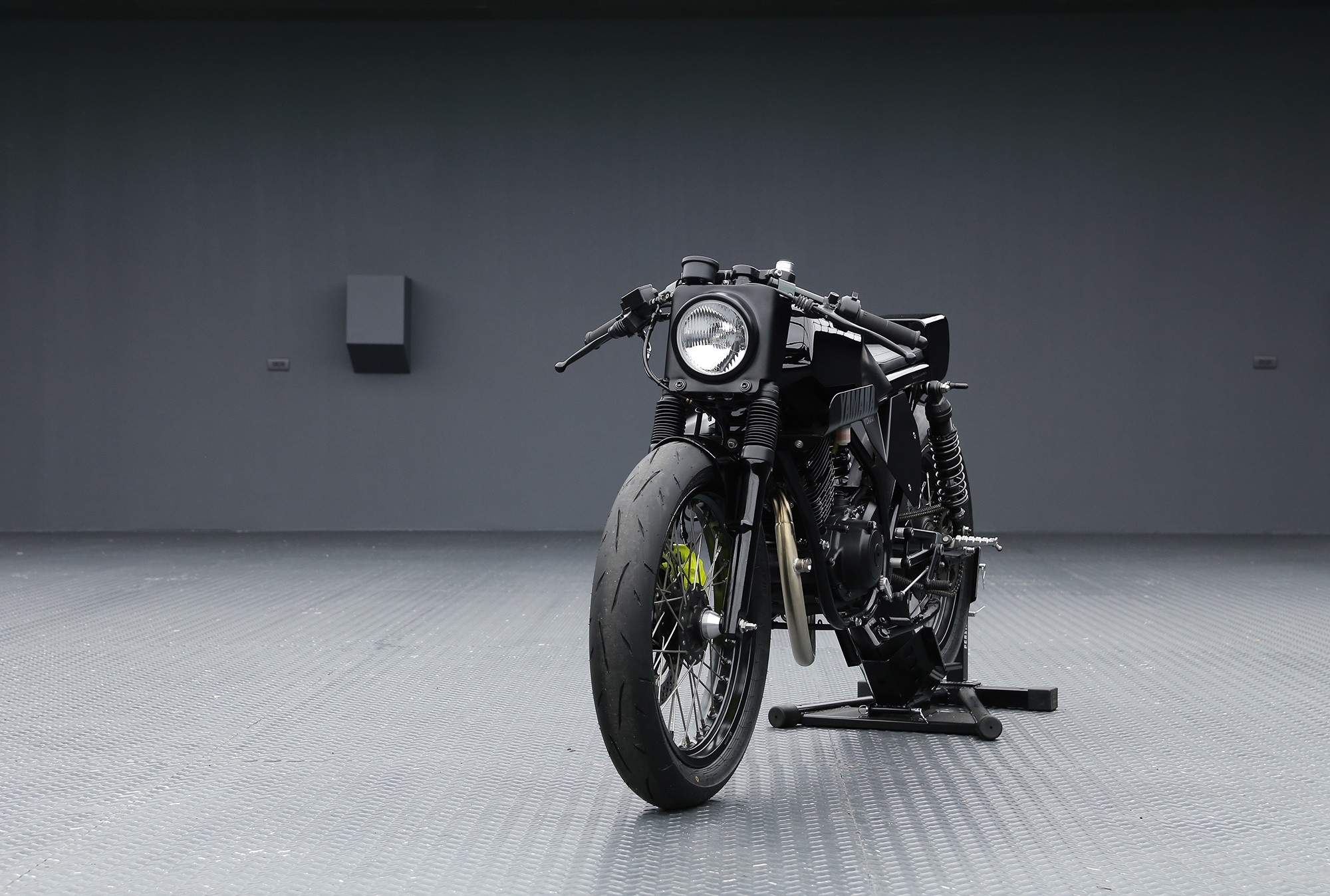 Custom Yamaha SR150 Café Racer front view, headlight