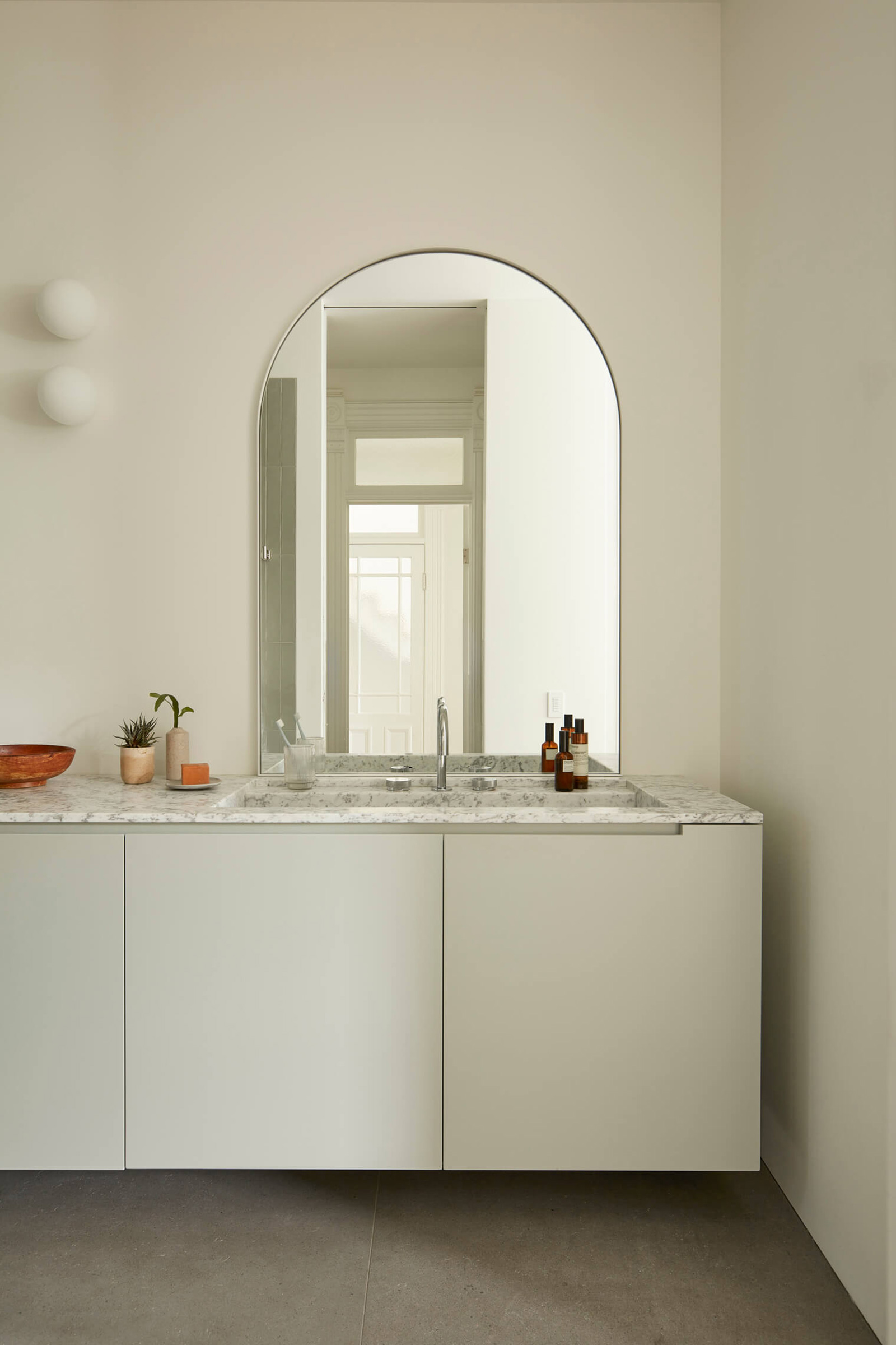 Les Tissages La Shed Architecture, modern bathroom with curved mirror