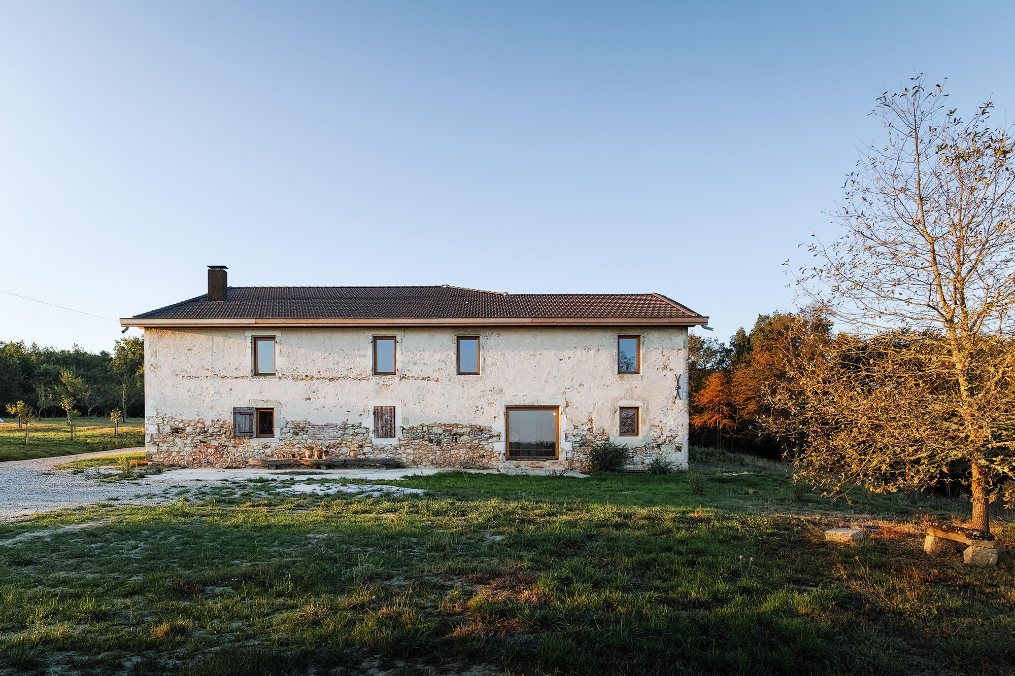 Garrelis Farm by Atelier Boteko, side view