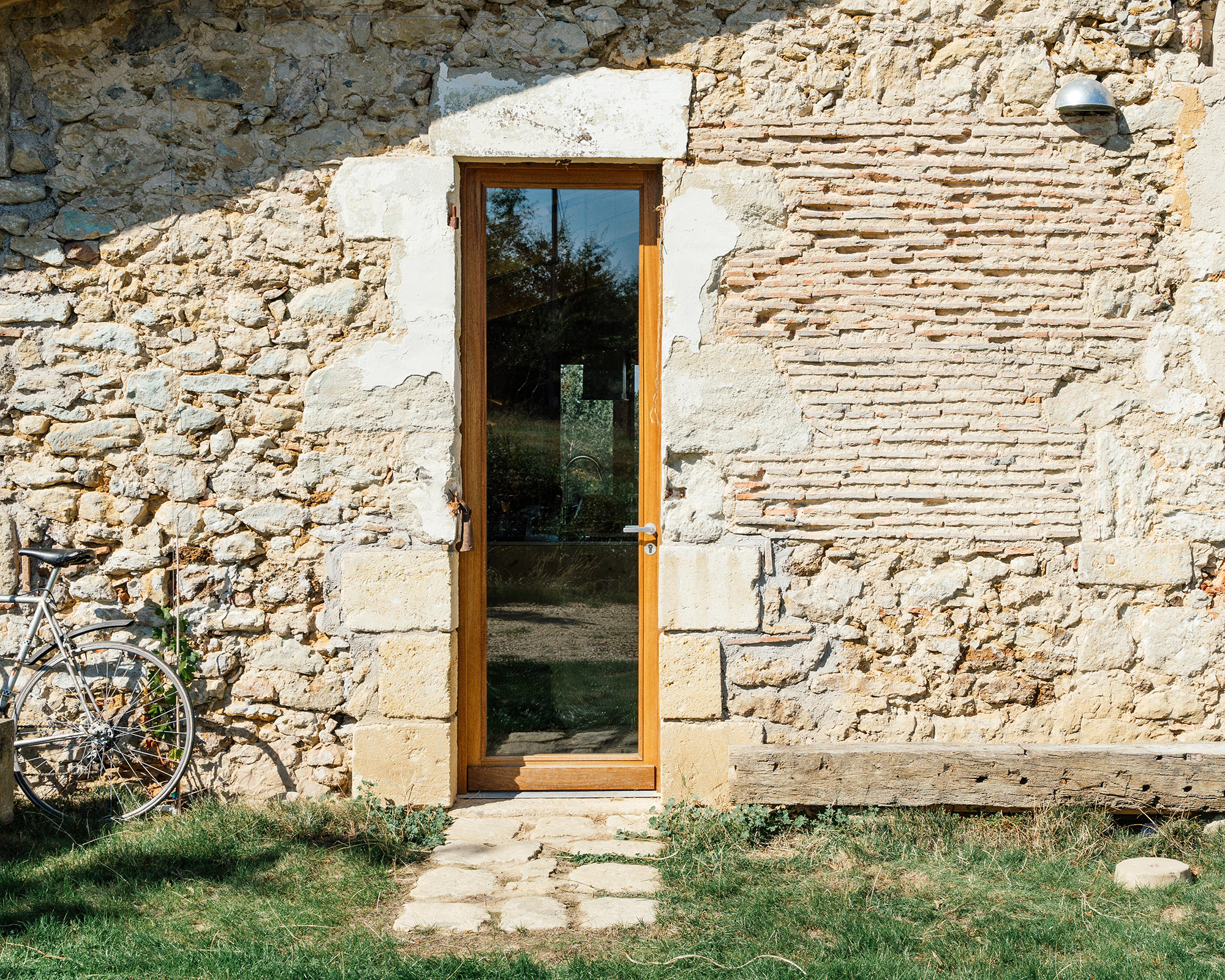 Garrelis Farm by Atelier Boteko, side door