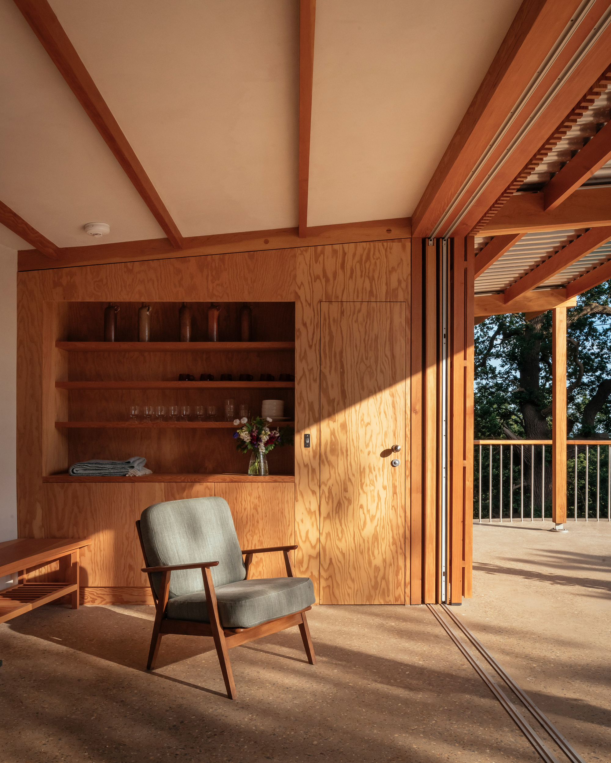 Heathside Poolhouse: A Tranquil Modernist Haven - Gessato