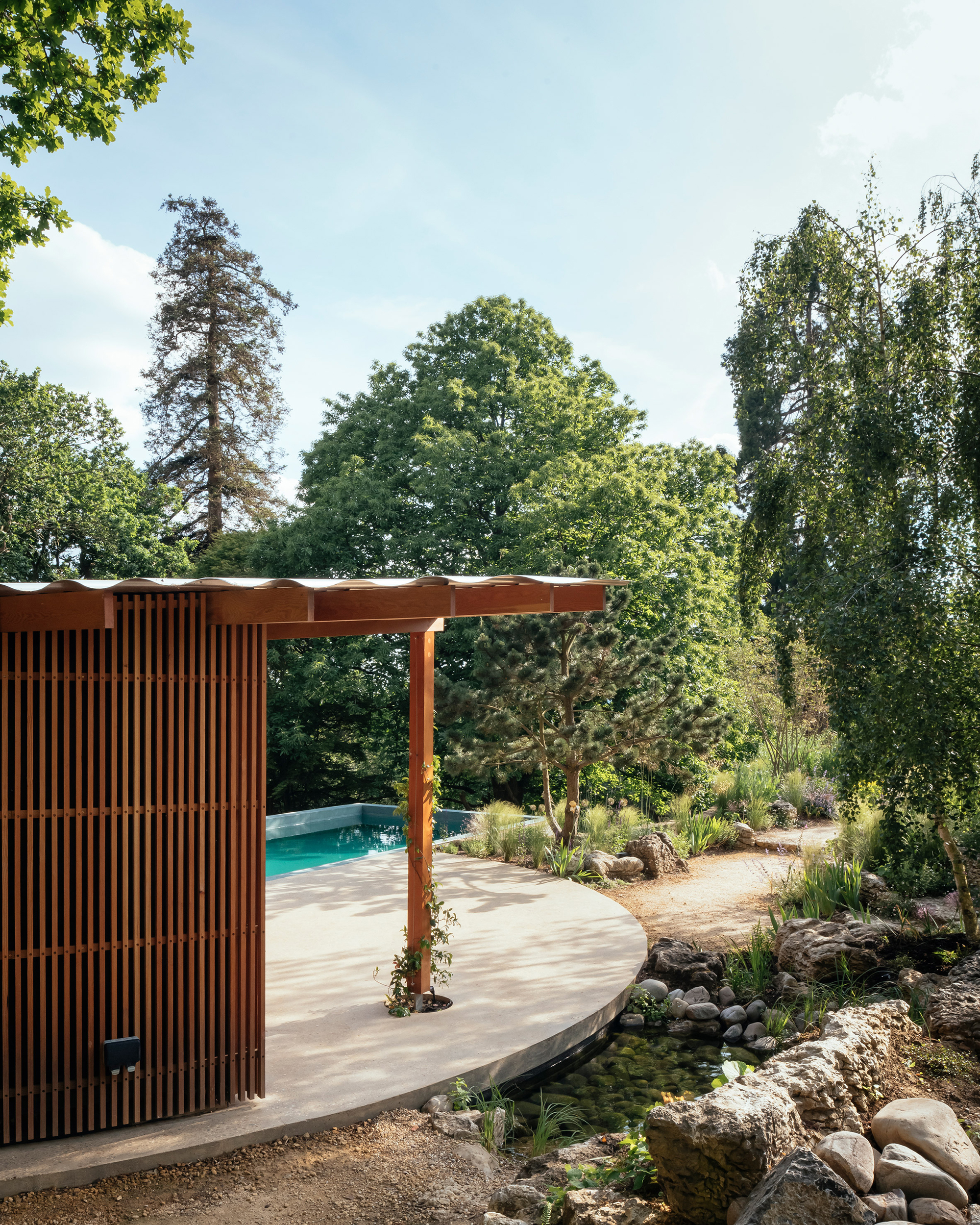 Heathside Poolhouse: A Tranquil Modernist Haven - Gessato