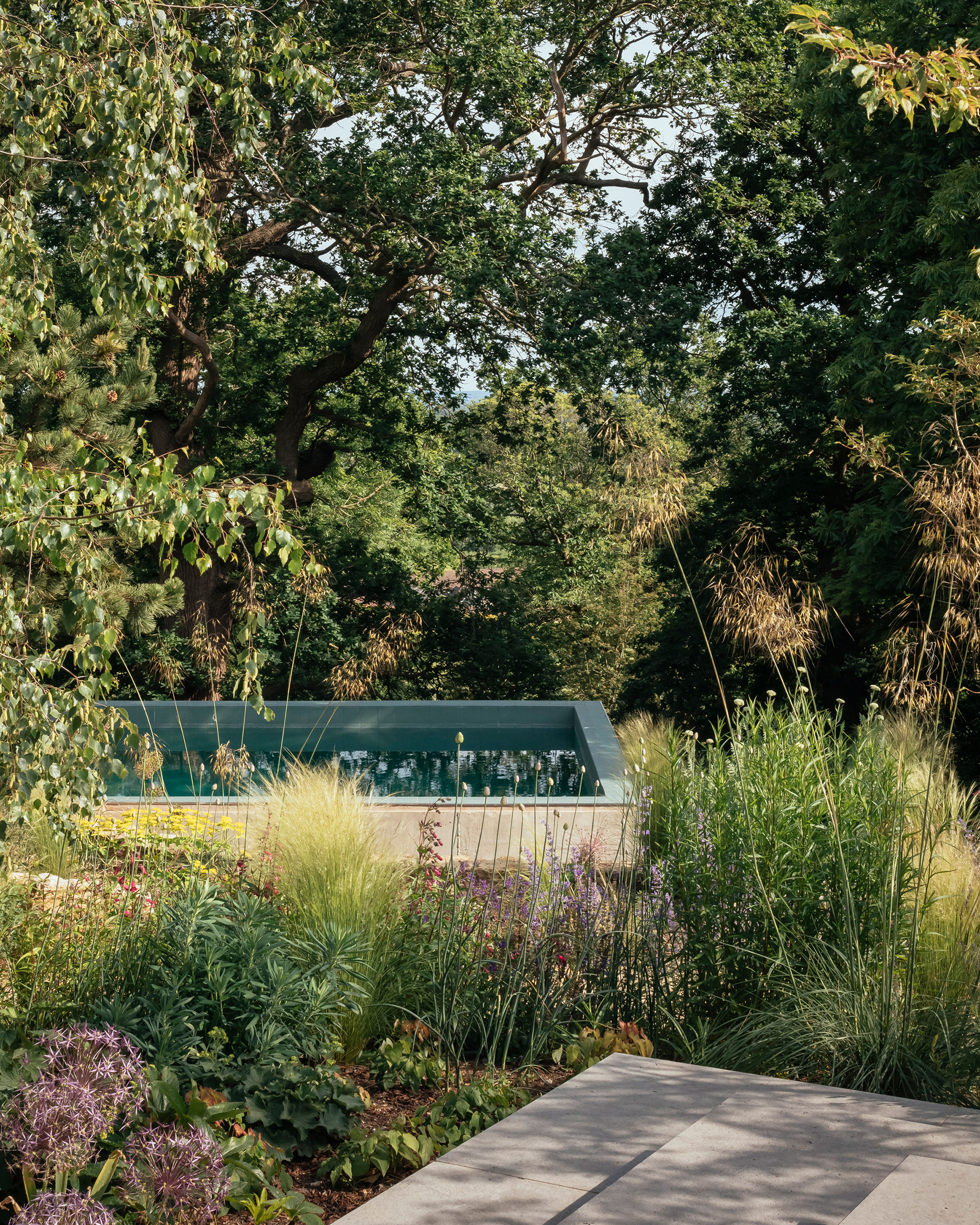 Heathside Poolhouse: A Tranquil Modernist Haven - Gessato