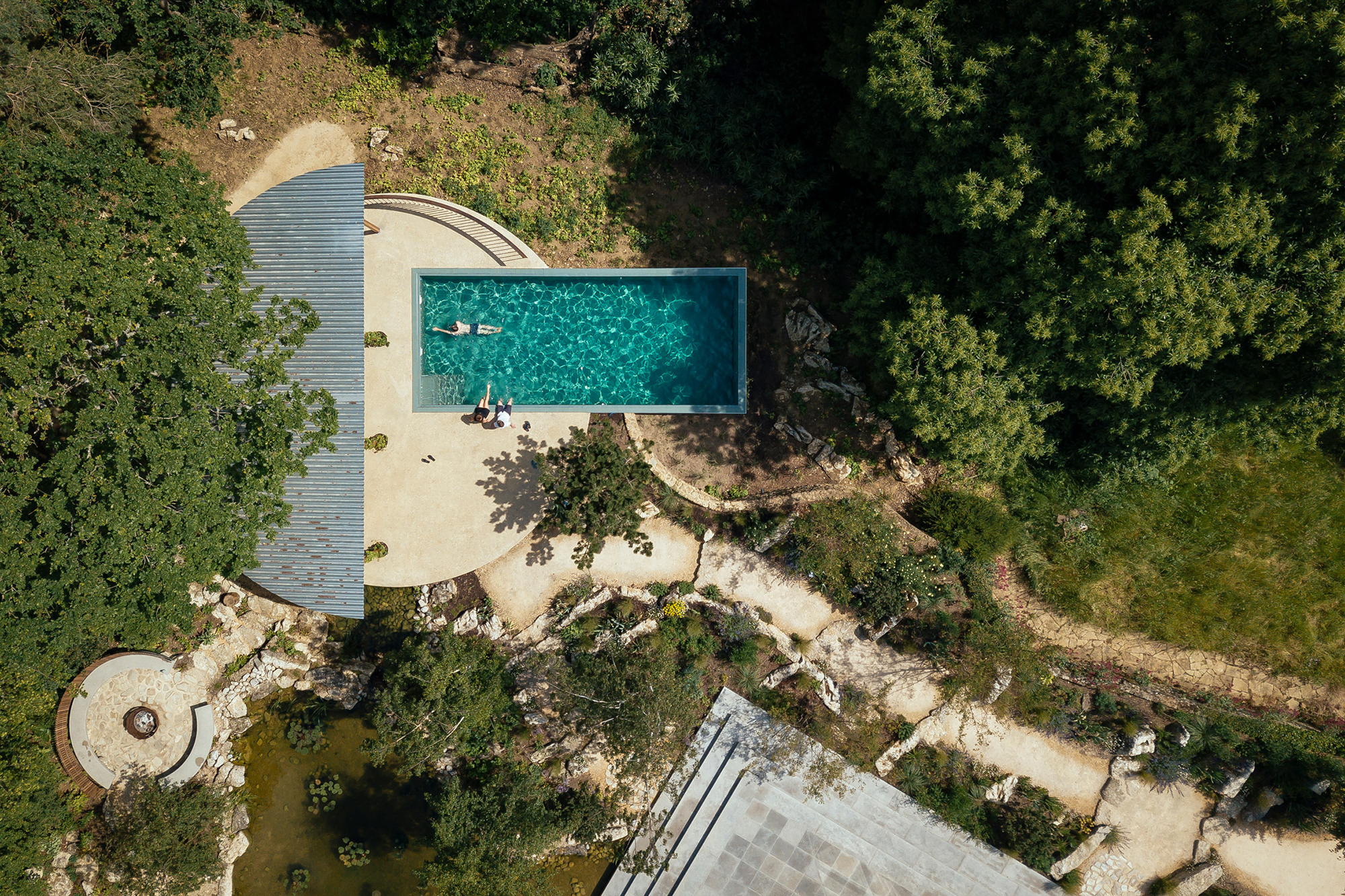 Heathside Poolhouse: A Tranquil Modernist Haven - Gessato