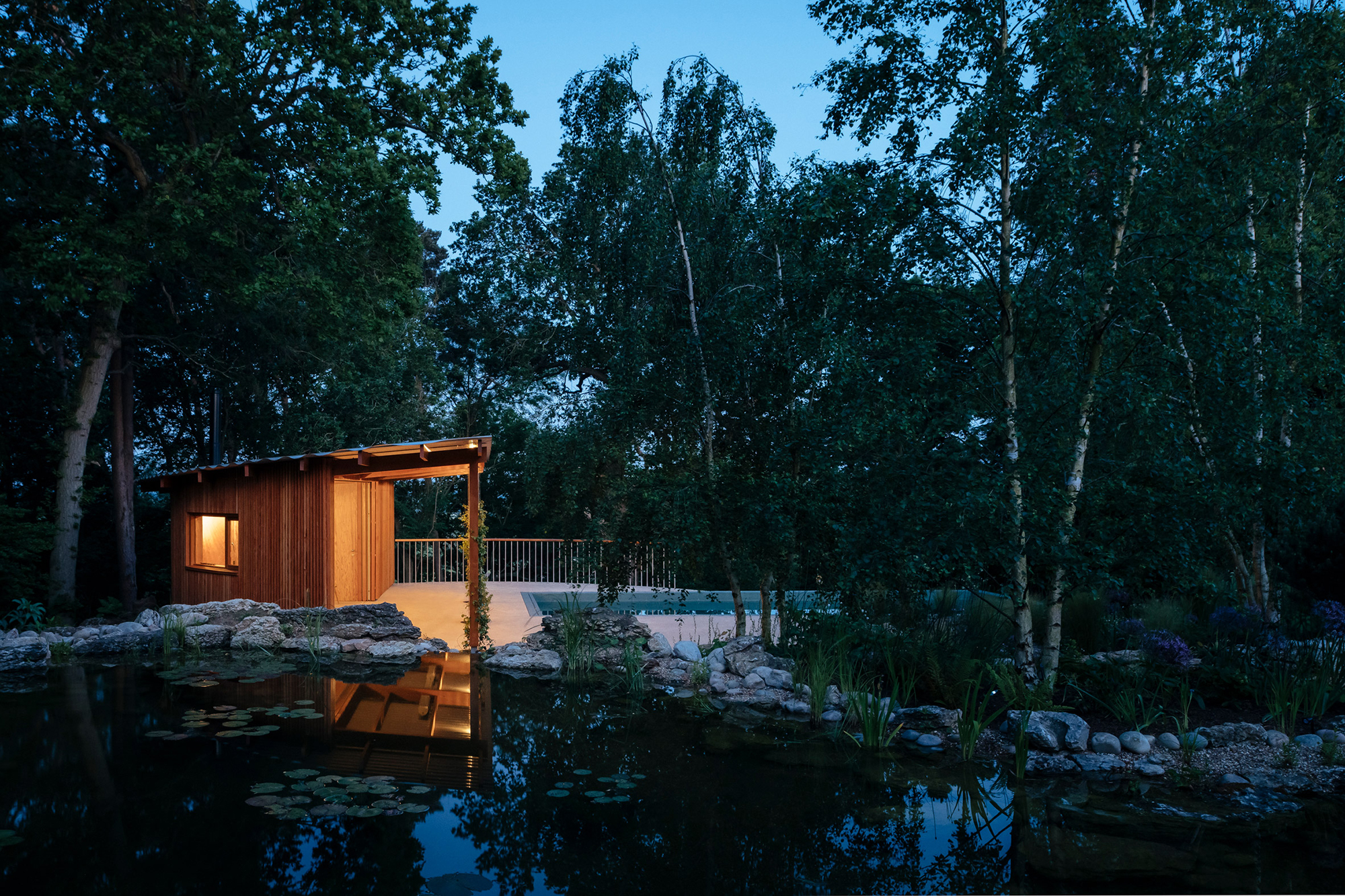 Heathside Poolhouse: A Tranquil Modernist Haven - Gessato