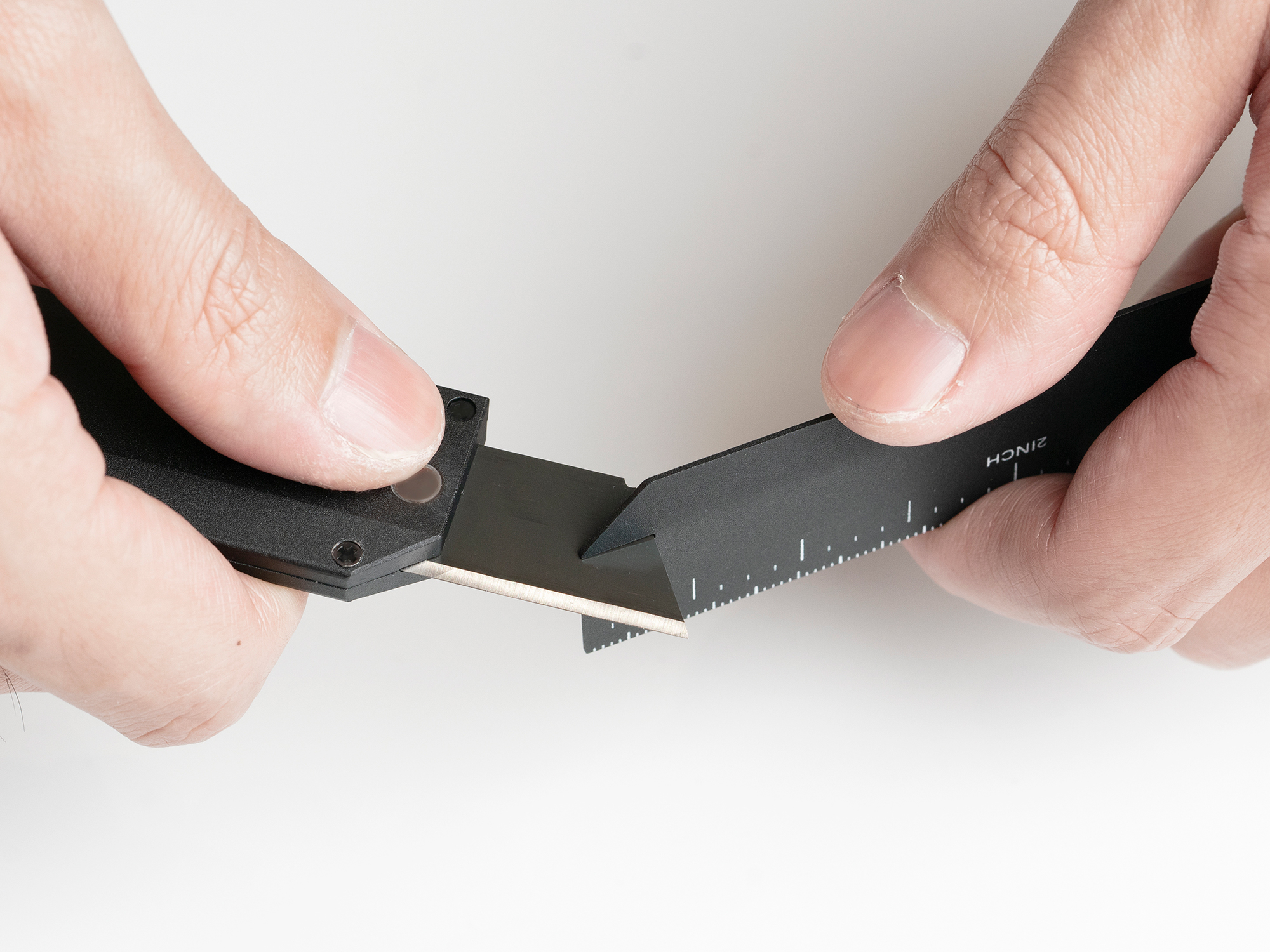 A Homage to the Human Craft: The HMM Utility Knife - Gessato A Homage to the Human Craft: The HMM Utility Knife - Gessato