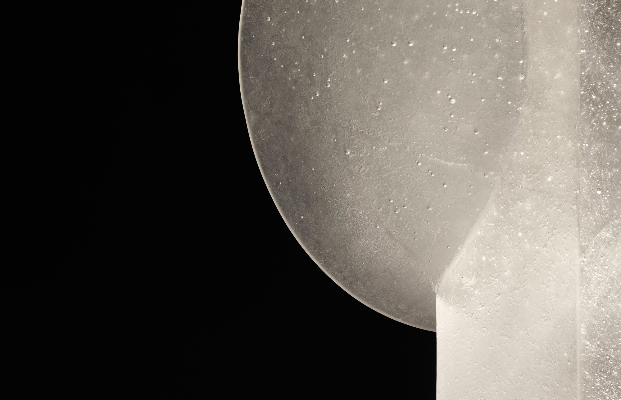 The Luminous Presence of the Artful Vestige Lamp - Gessato