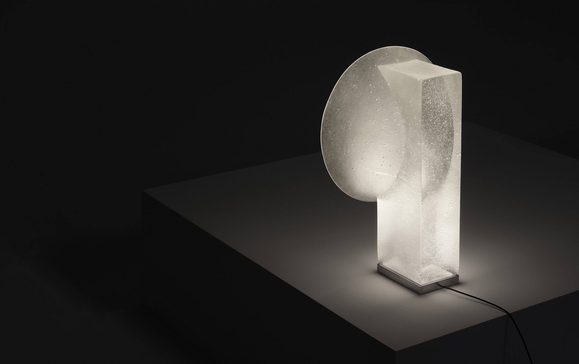 The Luminous Presence of the Artful Vestige Lamp - Gessato