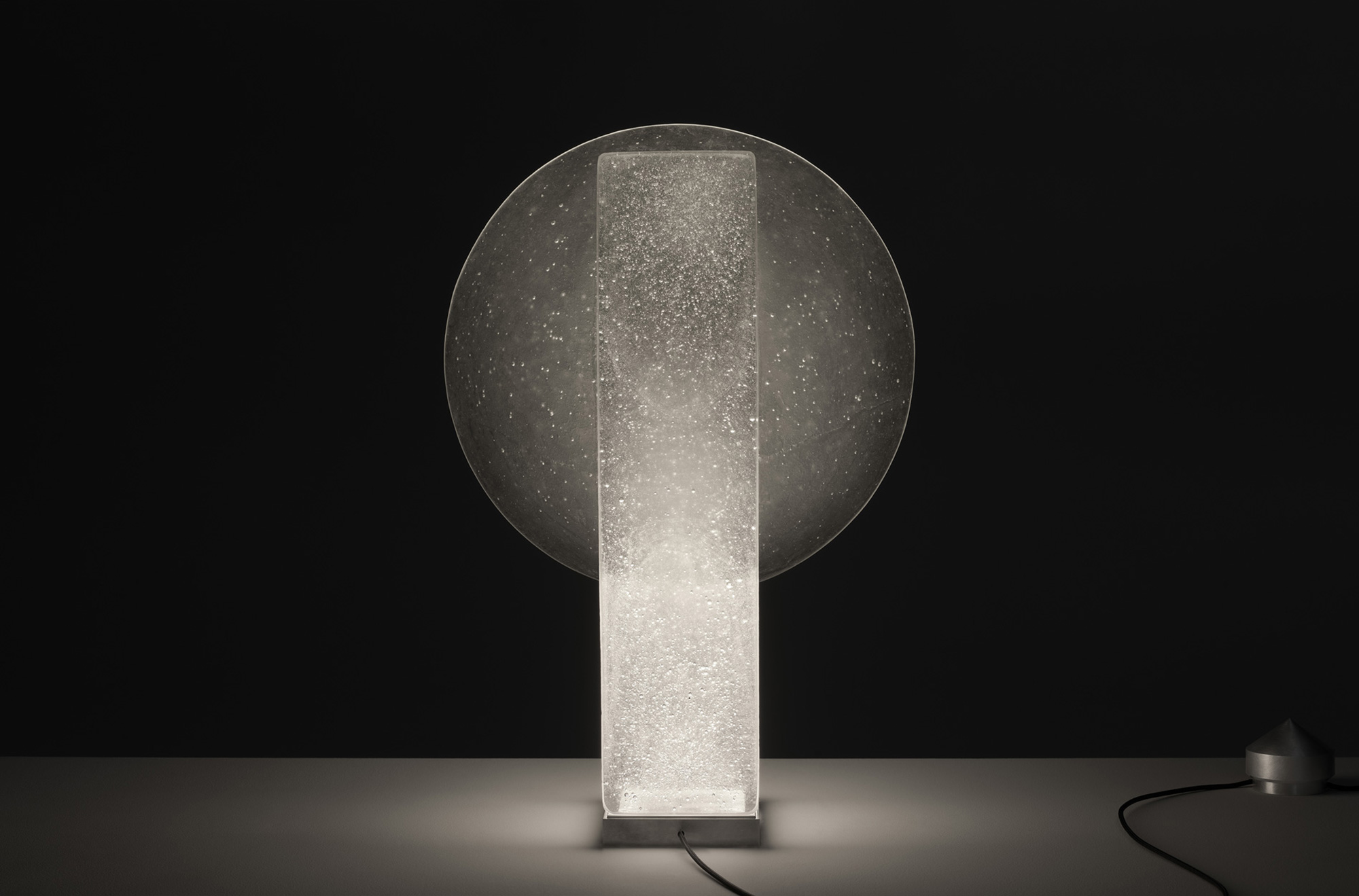 The Luminous Presence of the Artful Vestige Lamp - Gessato