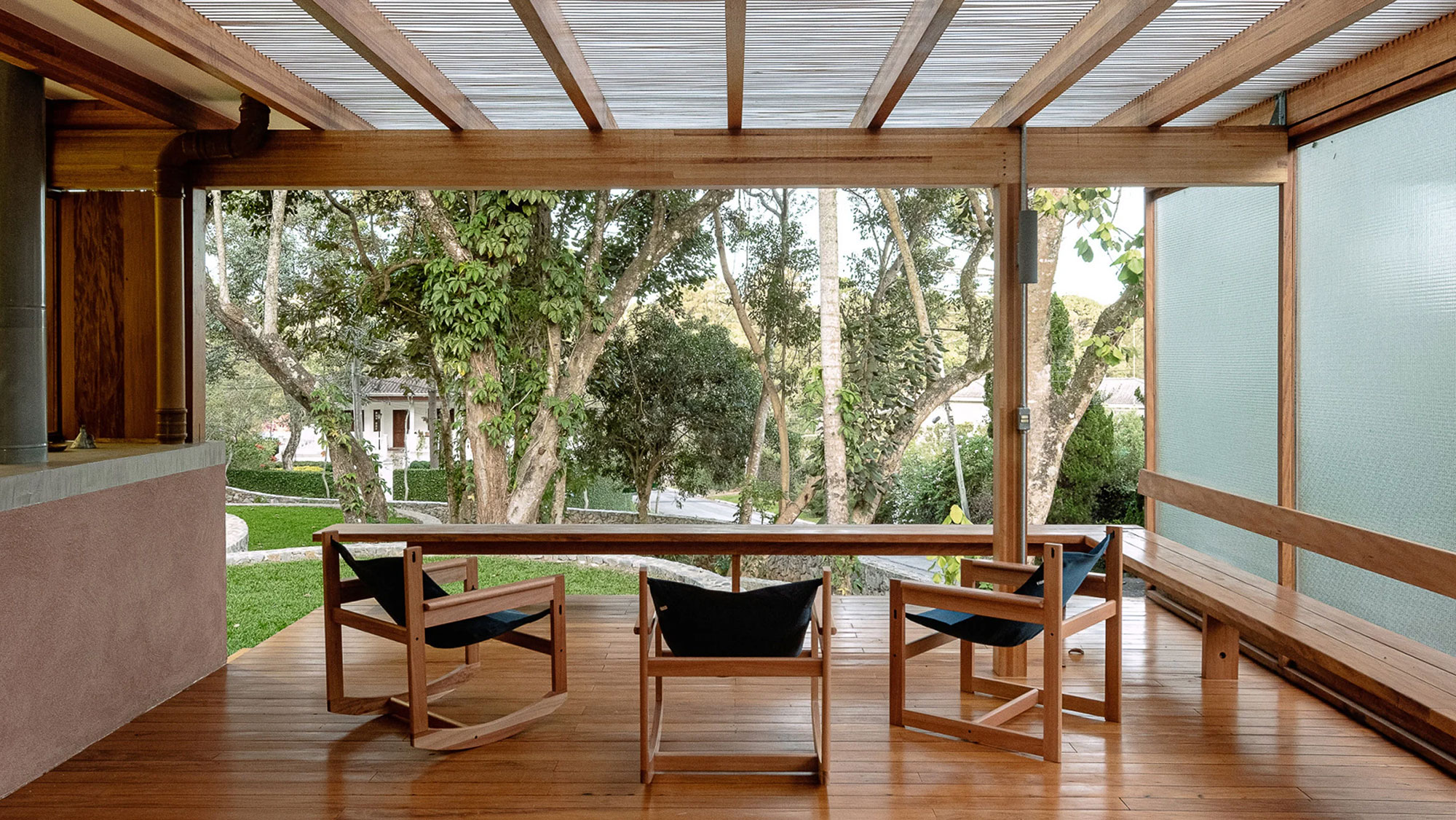 Circular Terraces Meet Linear Forms in São Paulo House - Gessato