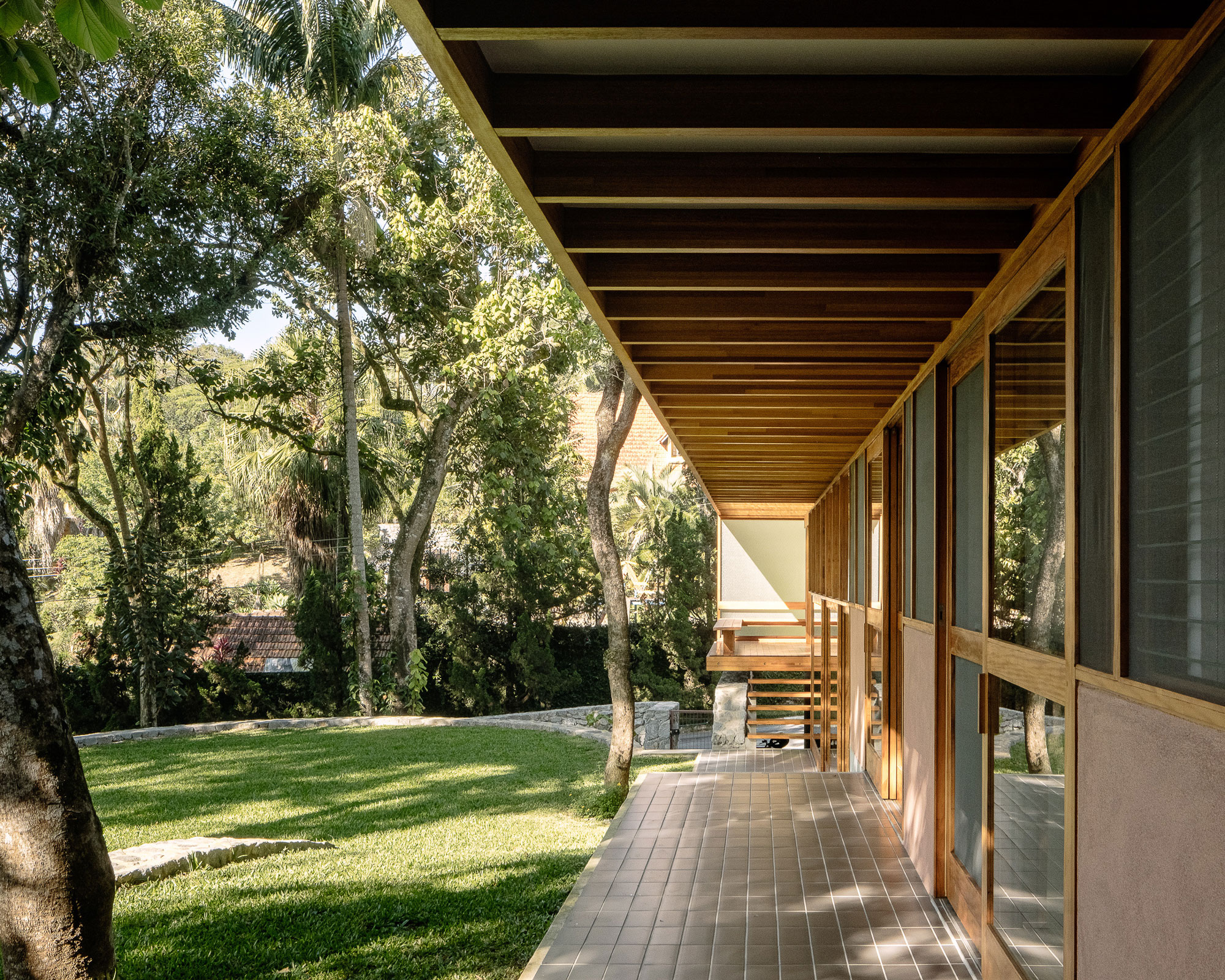 Circular Terraces Meet Linear Forms in São Paulo House - Gessato