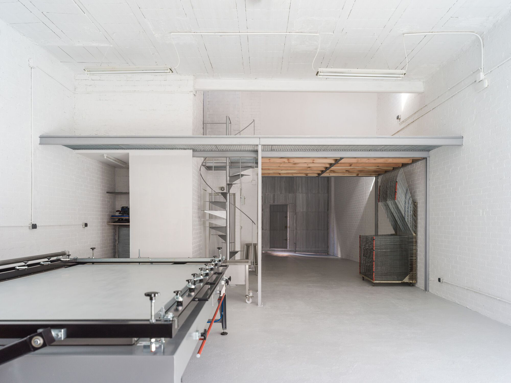 La Calor, A Minimalist Screen Printing Studio in Madrid - Gessato La Calor, A Minimalist Screen Printing Studio in Madrid - Gessato