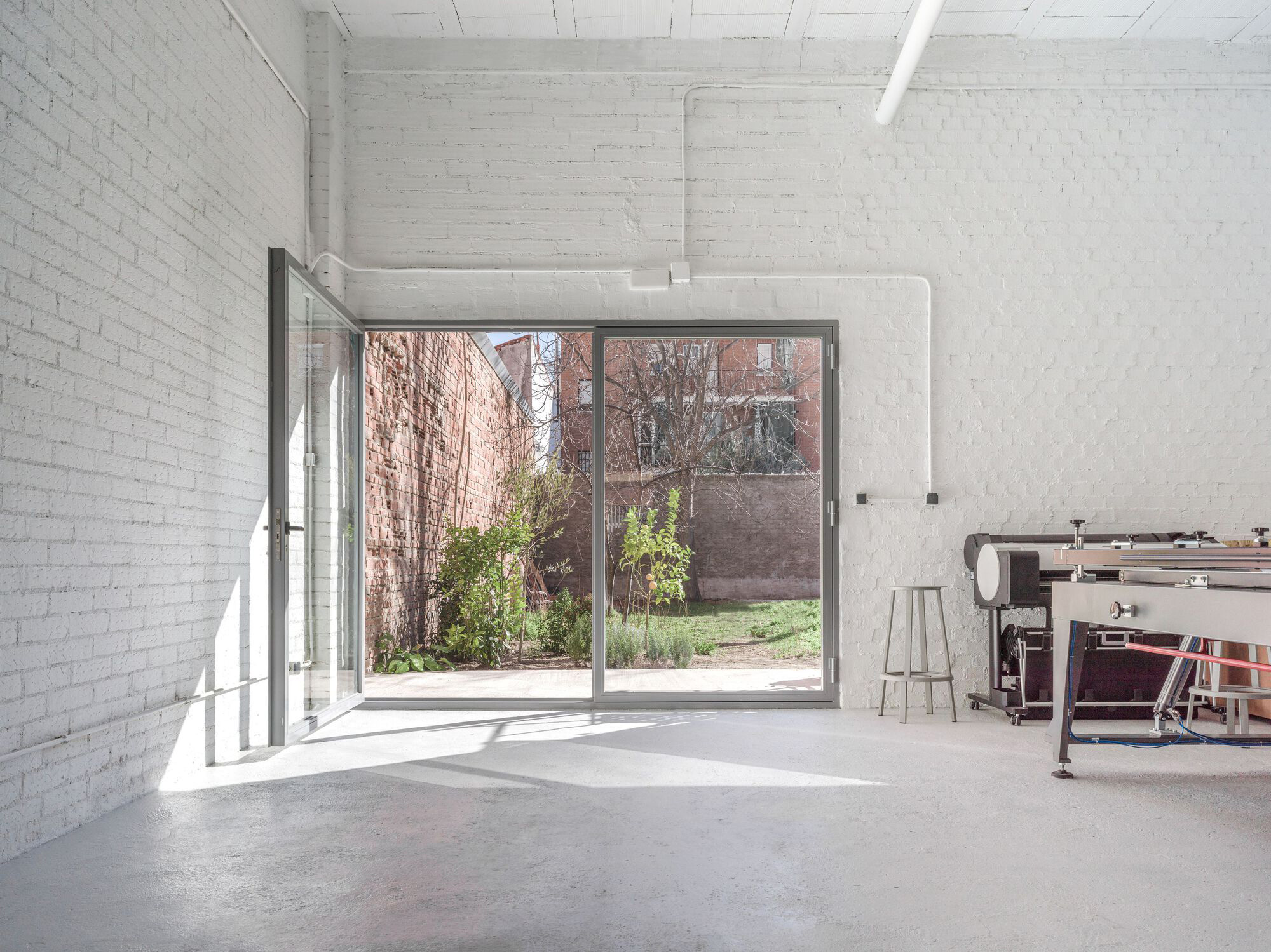 La Calor, A Minimalist Screen Printing Studio in Madrid - Gessato La Calor, A Minimalist Screen Printing Studio in Madrid - Gessato