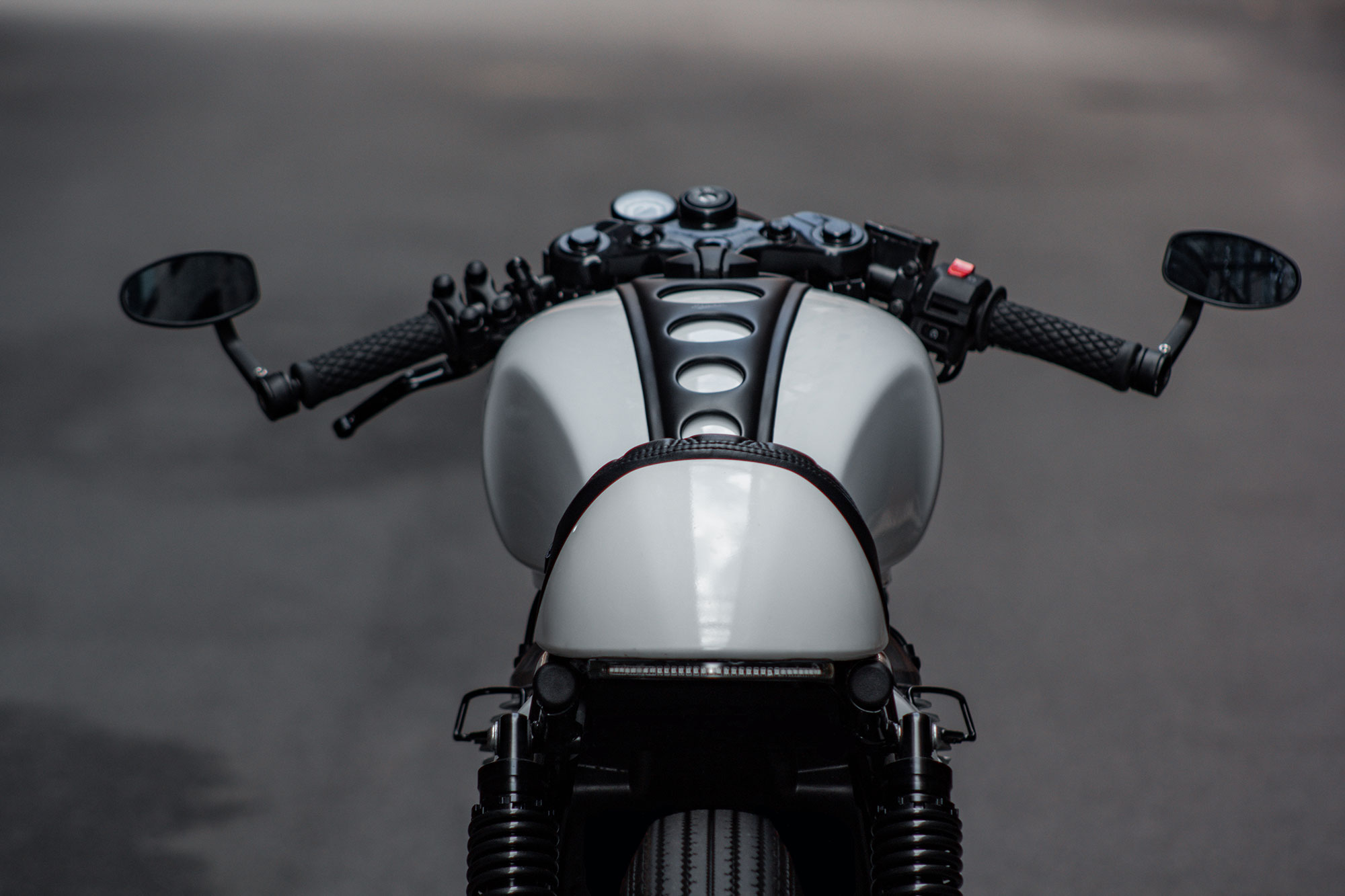 Imperfecta: The Cafe Racer Redefining Motorcycle Aesthetics - Gessato