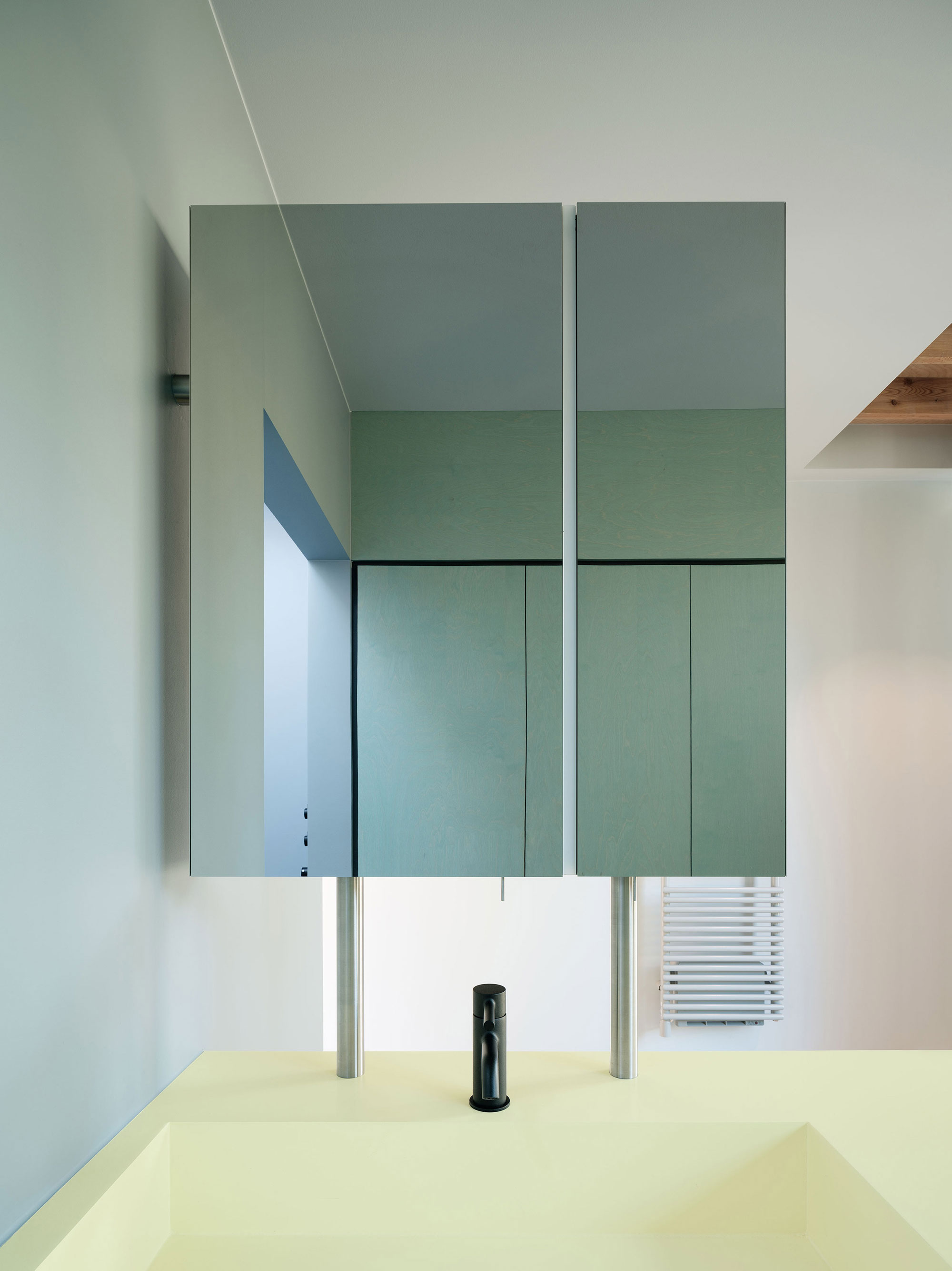 BEEV, A Modernist Home Expanded with A New Floor - Gessato