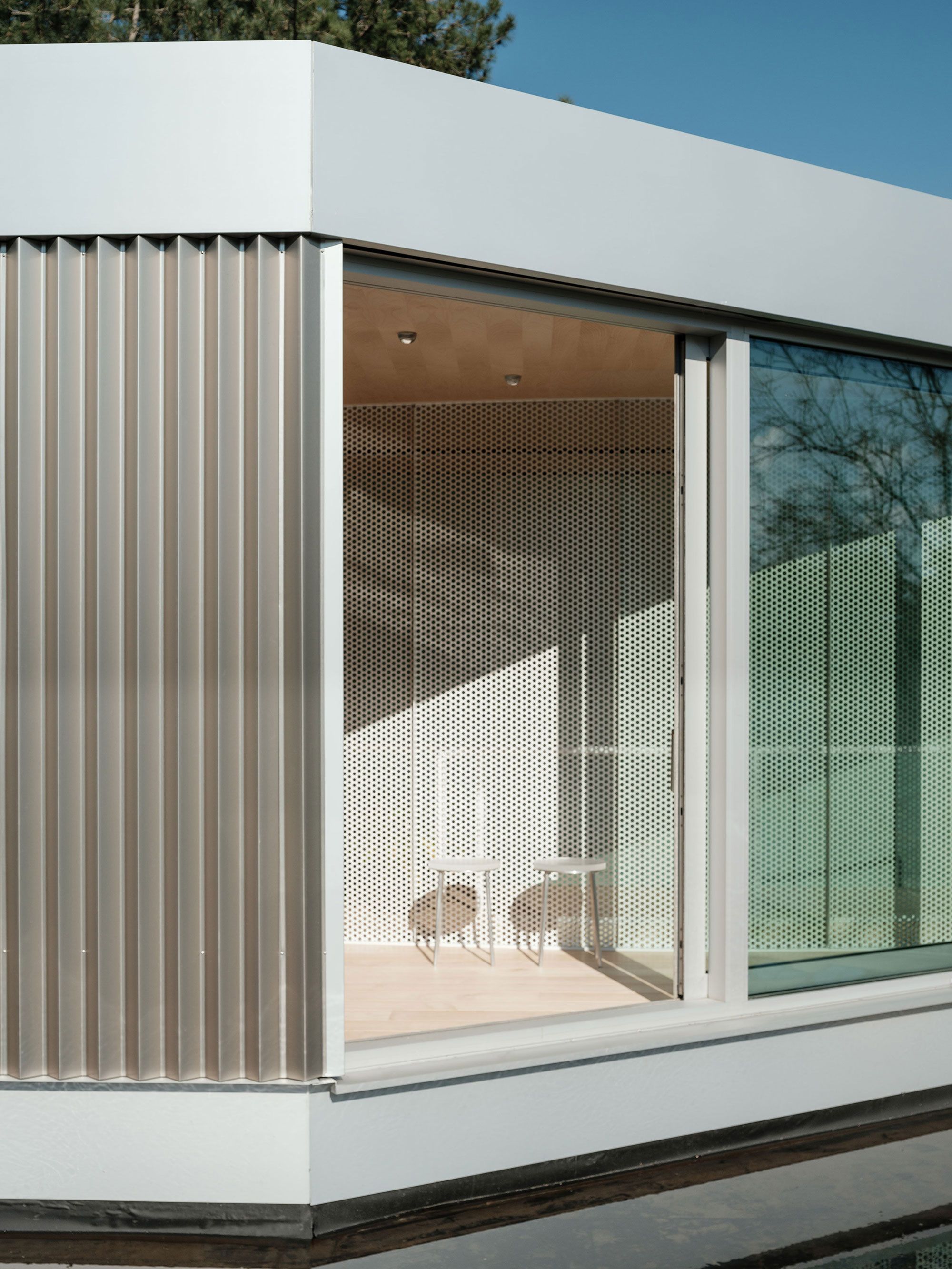 BEEV, A Modernist Home Expanded with A New Floor - Gessato BEEV, A Modernist Home Expanded with A New Floor - Gessato